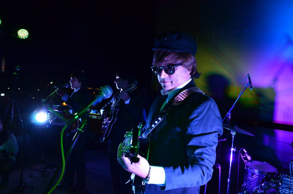 2014 «Los Beetles Con 2 E» Al Aire Libre
