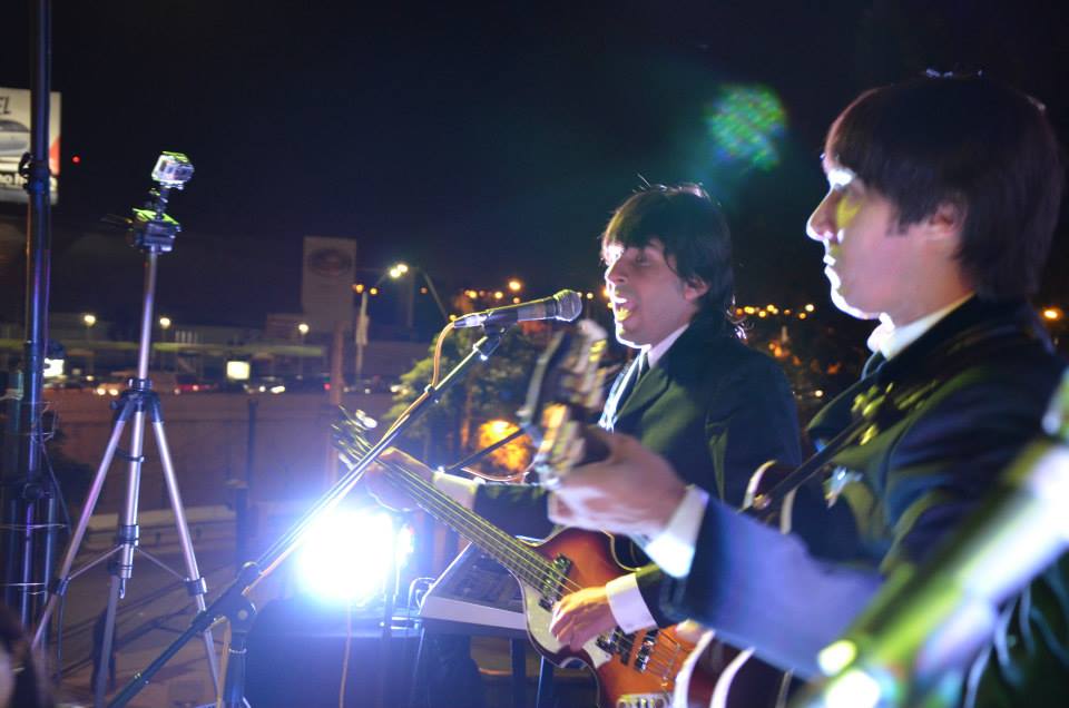 2014 «Los Beetles Con 2 E» Al Aire Libre