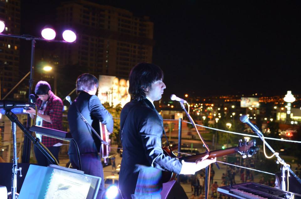 2014 «Los Beetles Con 2 E» Al Aire Libre